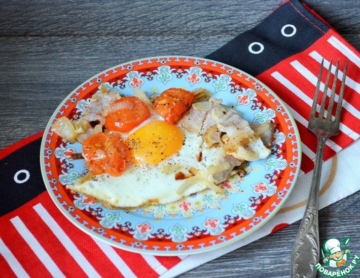 Рецепт: Яичница с салом, помидорами и луком
