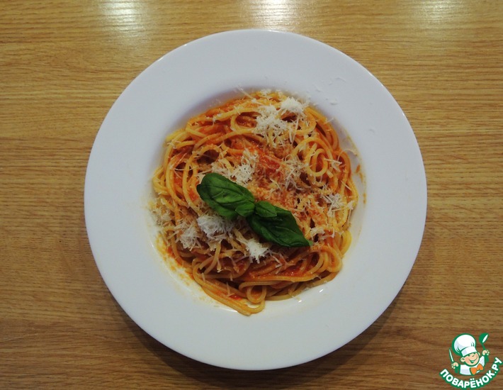 Рецепт: Спагетти с томатным соусом и базиликом