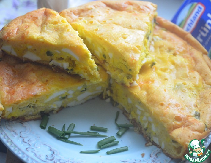 Рецепт: Нежный сырный пирог с луком и яйцами