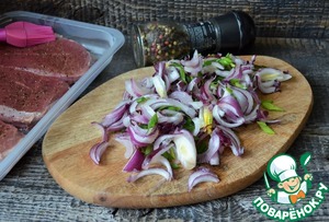 Говяжий стейк с маринованным красным луком