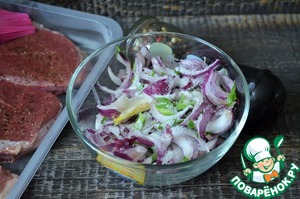 Говяжий стейк с маринованным красным луком