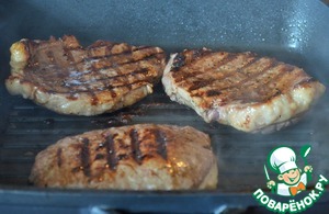 Говяжий стейк с маринованным красным луком