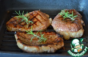 Говяжий стейк с маринованным красным луком