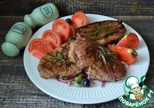 Говяжий стейк с маринованным красным луком