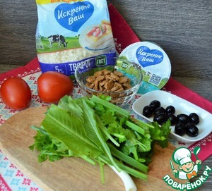 Салат с помидорами, творогом и зеленью