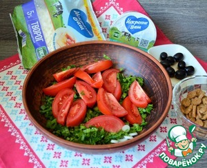 Салат с помидорами, творогом и зеленью