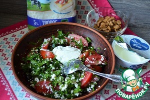 Салат с помидорами, творогом и зеленью