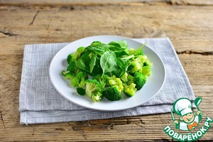 Салат из брокколи, черри и творога