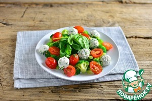 Салат из брокколи, черри и творога