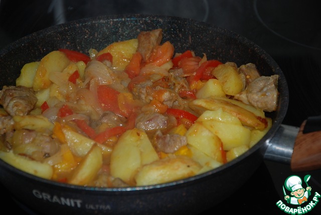 Как пожарить свинину с картошкой на сковороде