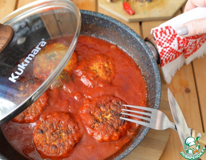 Рецепт: Рыбные котлеты в пикантном томатном соусе