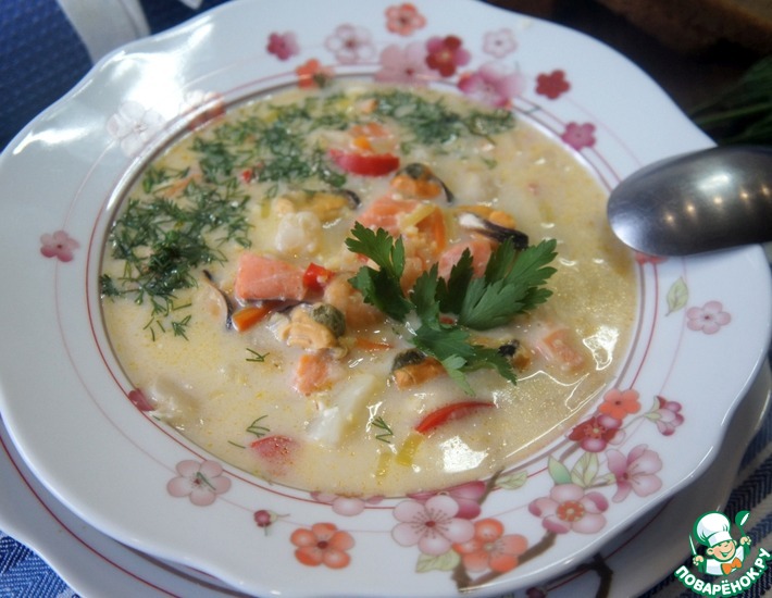 Рецепт: Сырный суп с сёмгой и мидиями