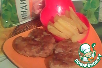 Рецепт: Котлеты «Любящие сердца» (из филе индейки) с картофелем фри
