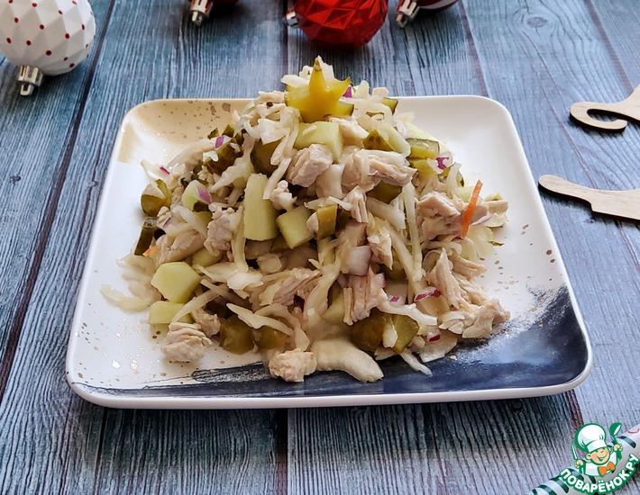 Рецепт: Капустный салат с индейкой и яблоком