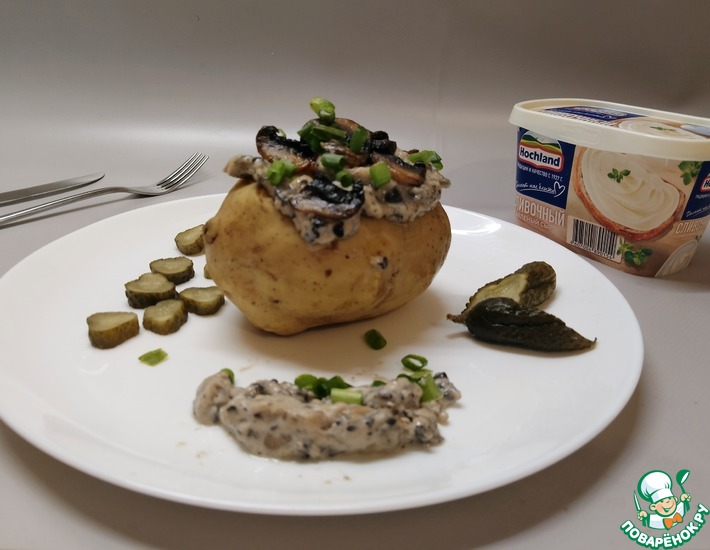 Картофель запечёный в сметанно-грибном соусе