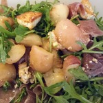 Салат с персиком и прошутто