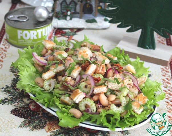Овощной салат с тунцом и сухариками