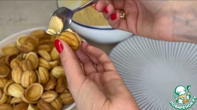 орешки рецепт для орешницы на газу. лиза глинская печенье орешки. форма для печенья орехов. печенье орешки со сгущенкой старый. орешки со сгущёнкой в орешнице на газу.