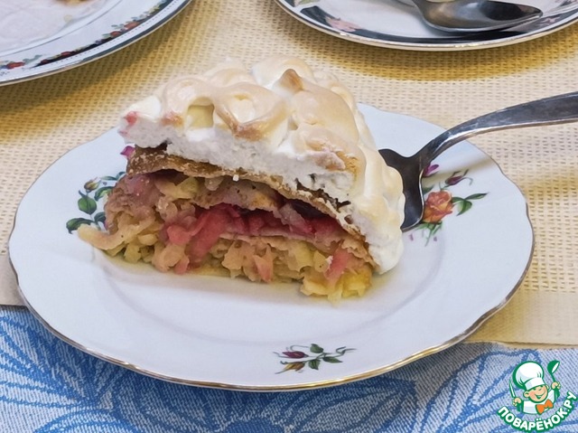 Блинный пирог с яблоками и меренгой