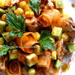 Салат с лососем, морковью и авокадо