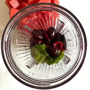 Смузи из арбуза и вишни Смузи из арбуза и вишни