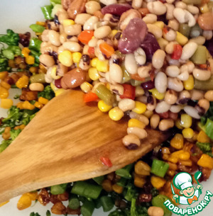 Жареная кукуруза с фасолью и халуми
