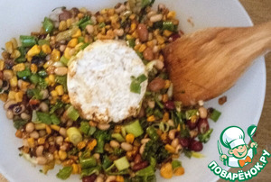 Жареная кукуруза с фасолью и халуми