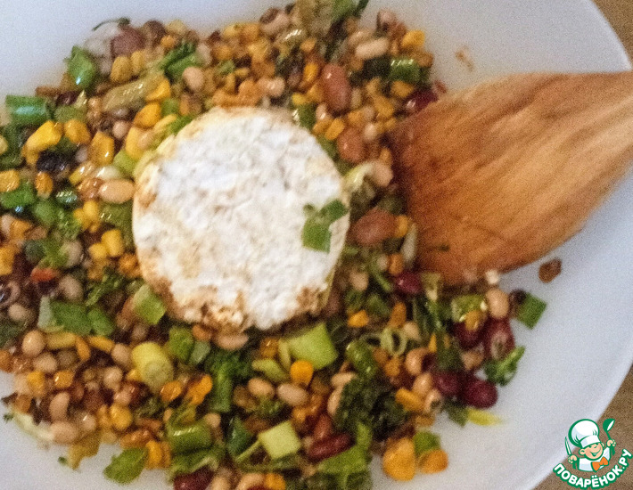 Жареная кукуруза с фасолью и халуми