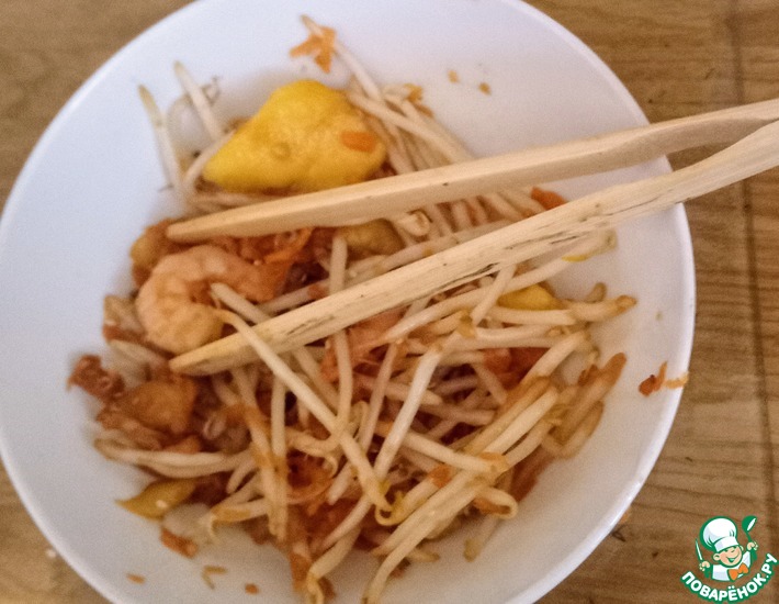 Тайский салат с креветками и манго