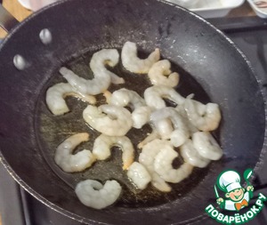 Тайский салат с креветками и манго