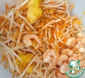 Тайский салат с креветками и манго