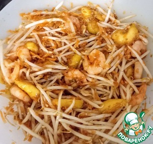 Тайский салат с креветками и манго