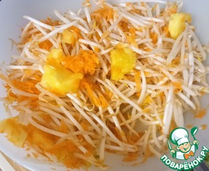 Тайский салат с креветками и манго