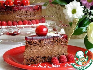 Шоколадный торт с ягодами