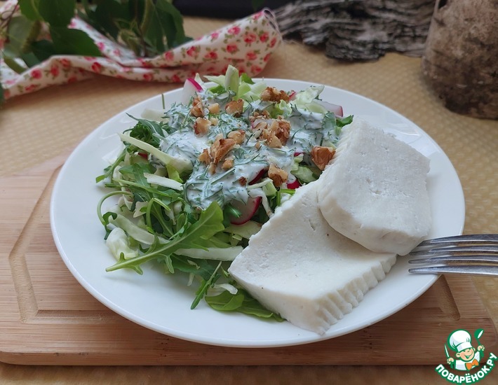Овощной салат с вареным адыгейским сыром