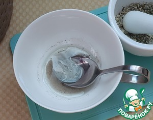 Травяной салат с огурцом и мини-котлетками