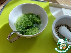 Травяной салат с огурцом и мини-котлетками