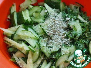 Травяной салат с огурцом и мини-котлетками