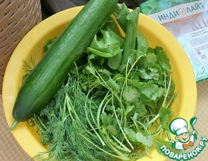 Травяной салат с огурцом и мини-котлетками