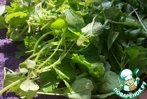 Травяной салат с огурцом и мини-котлетками