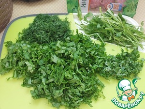 Травяной салат с огурцом и мини-котлетками