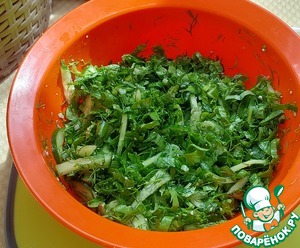 Травяной салат с огурцом и мини-котлетками