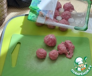 Травяной салат с огурцом и мини-котлетками