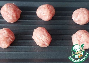 Травяной салат с огурцом и мини-котлетками