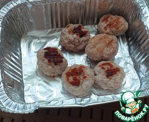 Травяной салат с огурцом и мини-котлетками