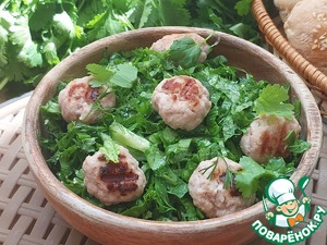 Травяной салат с огурцом и мини-котлетками