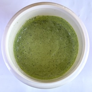 Десерт из йогурта с базиликом и клубникой Десерт из йогурта с базиликом и клубникой