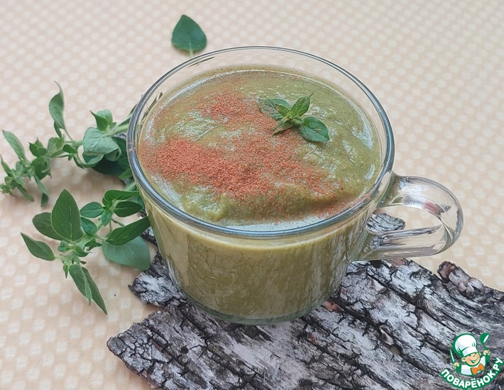 Смузи с брокколи, сушеными яблоками и мятой