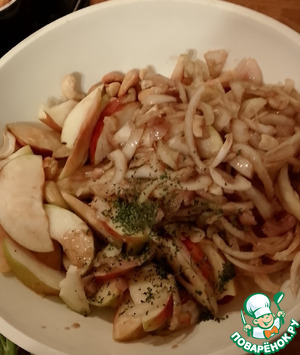 Яблоки, орехи и маринованный лук Яблоки, орехи и маринованный лук