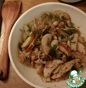 Яблоки, орехи и маринованный лук Яблоки, орехи и маринованный лук